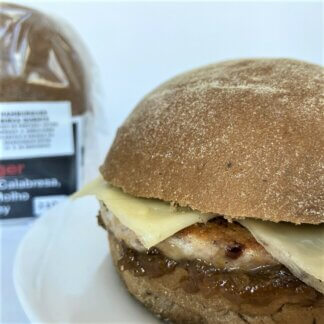 foto de sanduiche de hamburguer de frango com calabresa e molho chutney na lateral